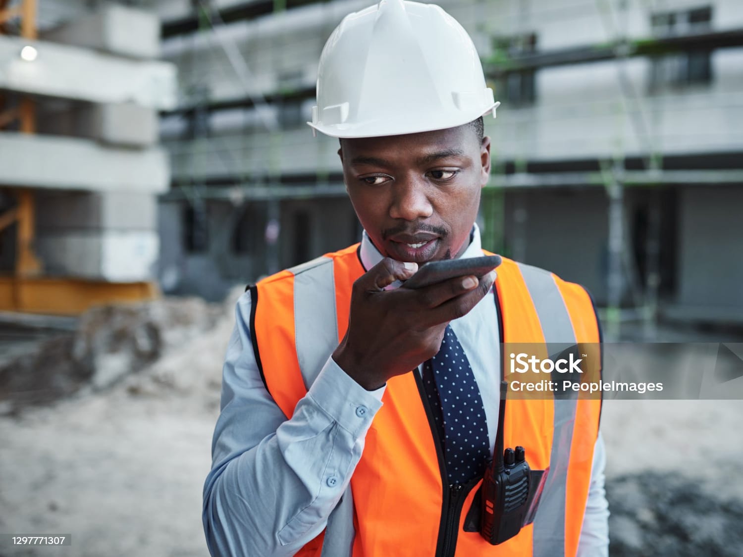 Ouvrier dictant le relevé d'un chantier dans son téléphone